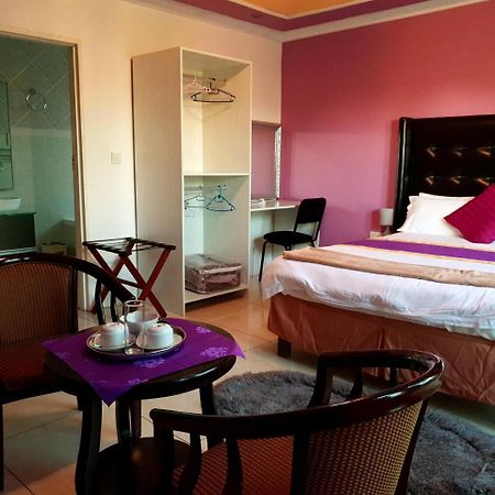 Mathlyn Guest House Francistown Eksteriør bilde
