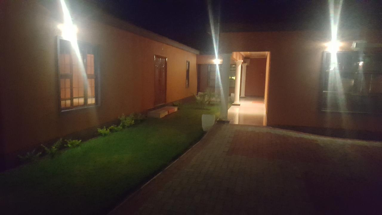 Mathlyn Guest House Francistown Eksteriør bilde