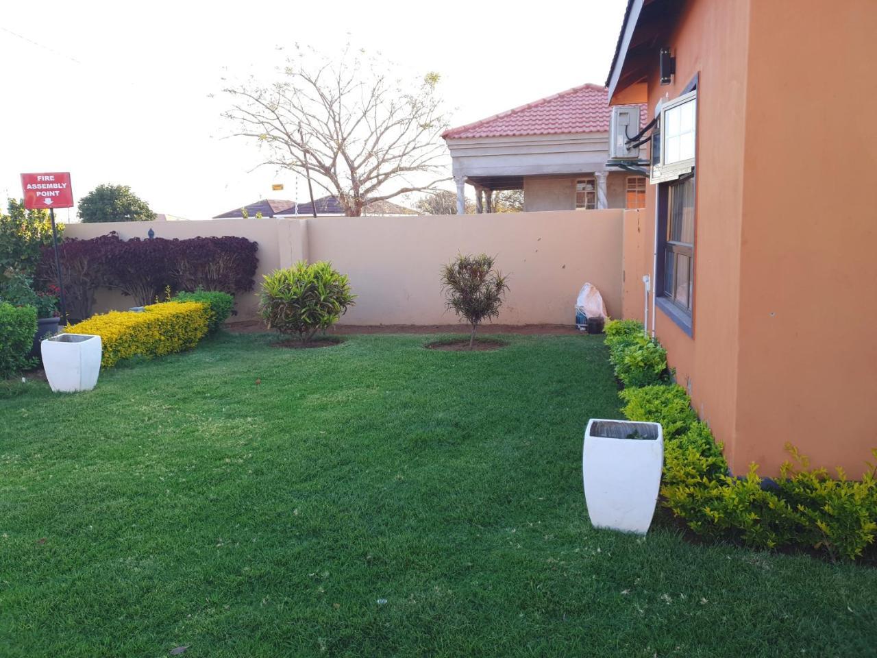 Mathlyn Guest House Francistown Eksteriør bilde